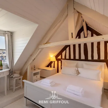 Dolphin View - - Cozy Nest With A View Of The Port *